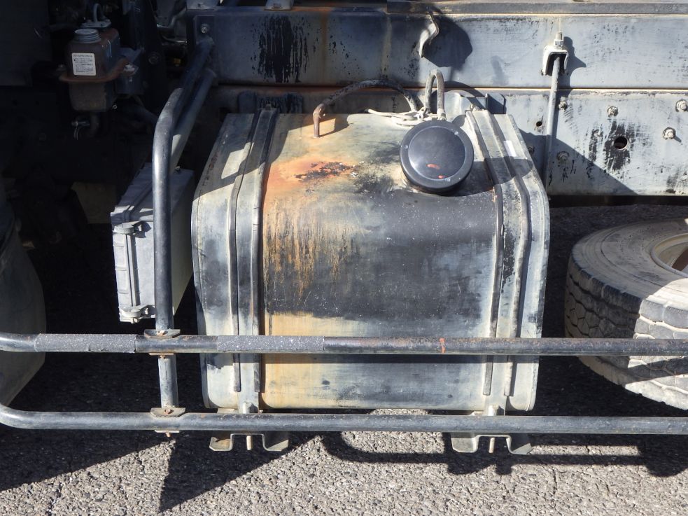 燃料タンクは１００Lです。|ニッサンディーゼル コンドル PB-MK36A(2WD)の写真14