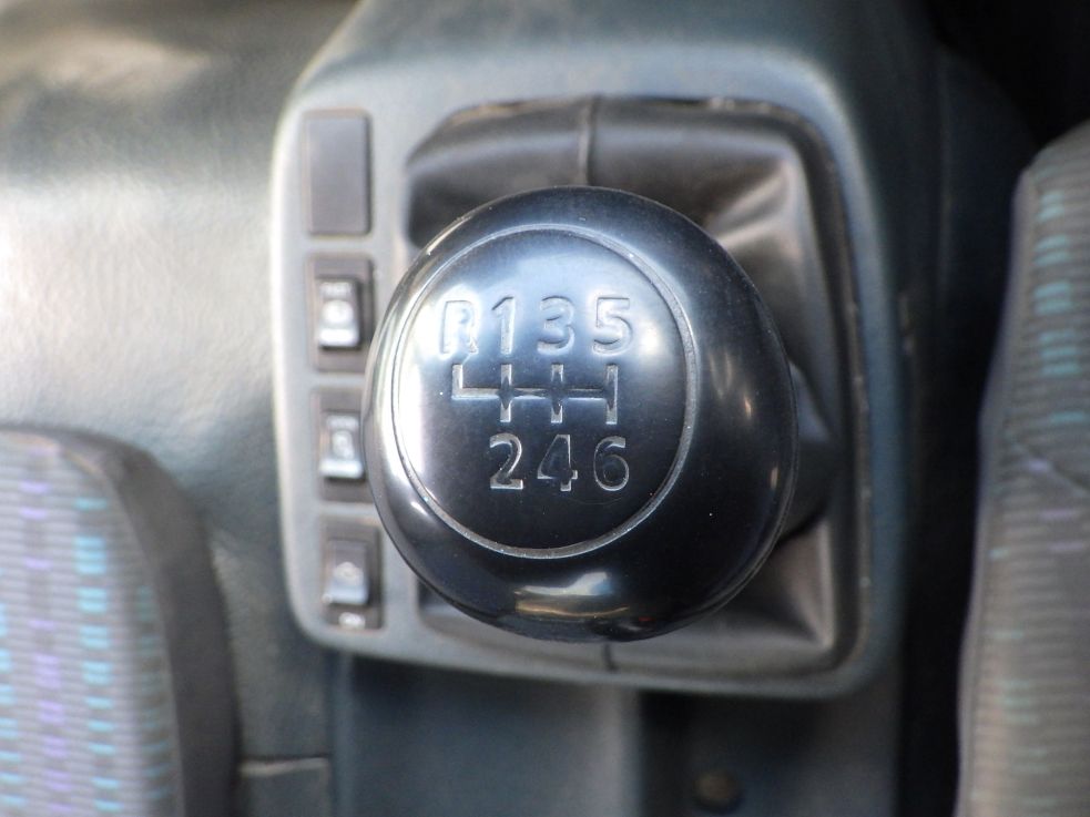 MT６速です。|ニッサンディーゼル コンドル PB-MK36A(2WD)の写真16