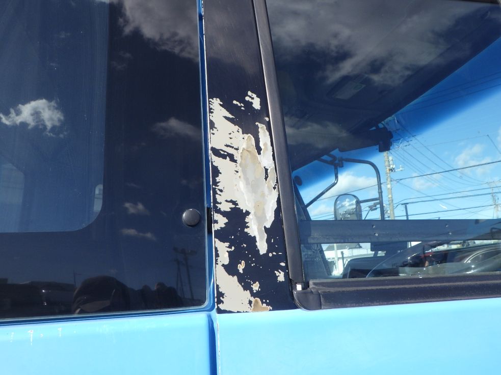 運転席側窓枠に塗装の剝がれがあります。（助手席側にもあります）|ニッサンディーゼル コンドル PB-MK36A(2WD)の写真24