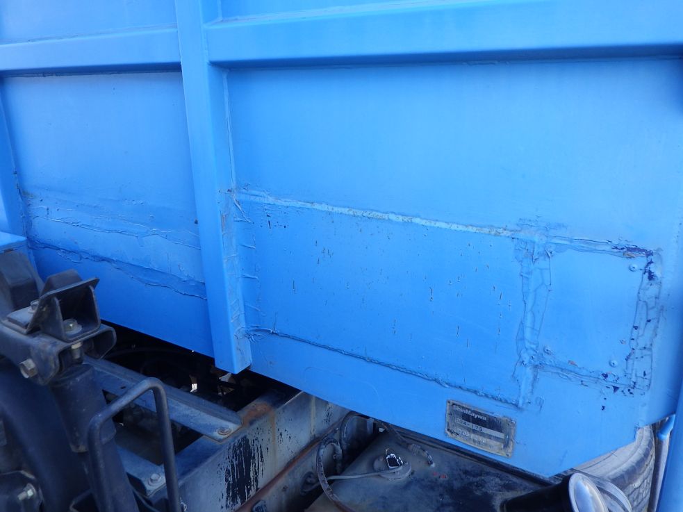 プロテクター前面にパッチ当てがあります。|ニッサンディーゼル コンドル PB-MK36A(2WD)の写真30