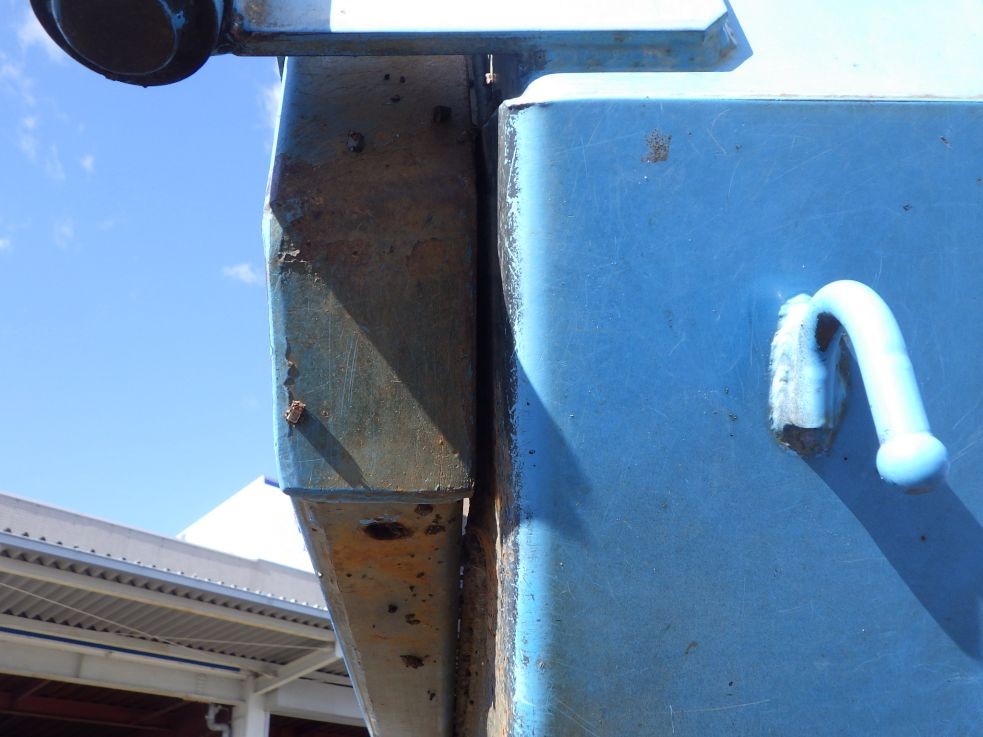 ゲート下側にすき間があります。|ニッサンディーゼル コンドル PB-MK36A(2WD)の写真35