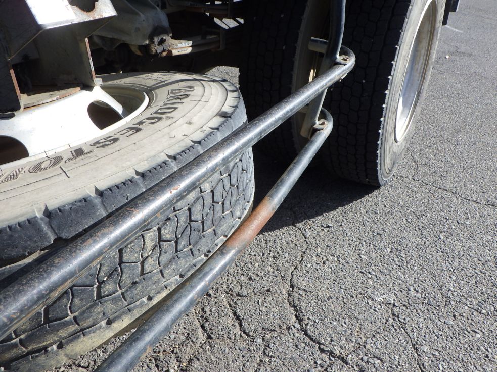 左右のサイドバンパーにキズ・サビ・曲がりがあります。|ニッサンディーゼル コンドル PB-MK36A(2WD)の写真37