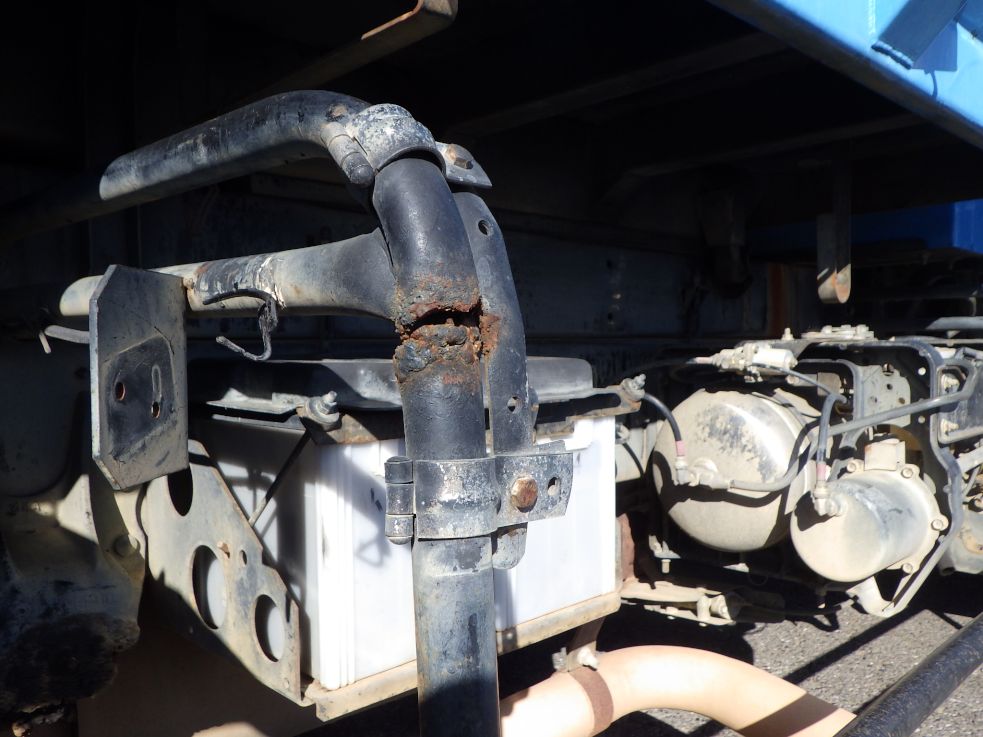 運転席側サイドバンパーステーに折れ補修跡があります。|ニッサンディーゼル コンドル PB-MK36A(2WD)の写真38