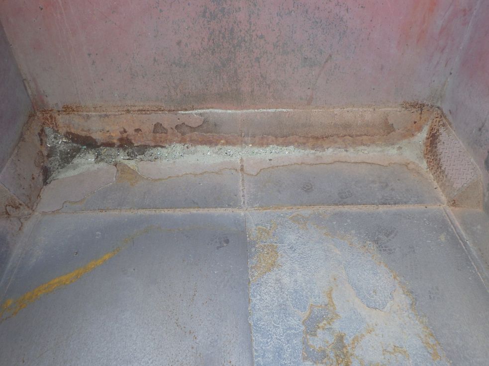 荷台前方にパッチ当て跡があります。|ニッサンディーゼル コンドル PB-MK36A(2WD)の写真40