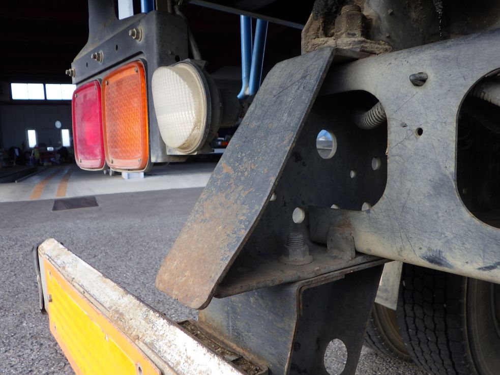 フレーム後方にヘコミがあります。|ニッサンディーゼル コンドル PB-MK36A(2WD)の写真44