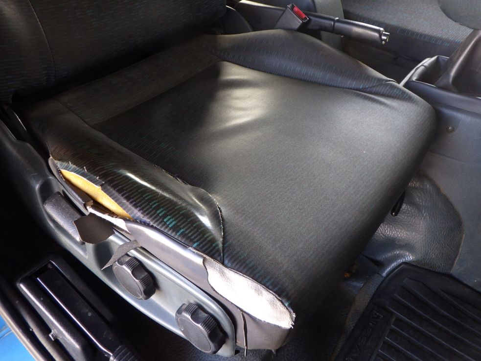 運転席座面にヘタリ・破れがあります。|ニッサンディーゼル コンドル PB-MK36A(2WD)の写真45