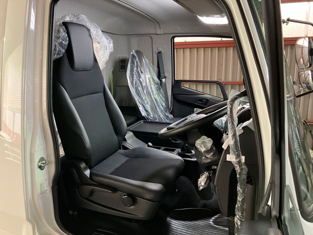 乗車定員は2名です。|三菱 ファイター 2KG-FK62F(2WD)の写真5