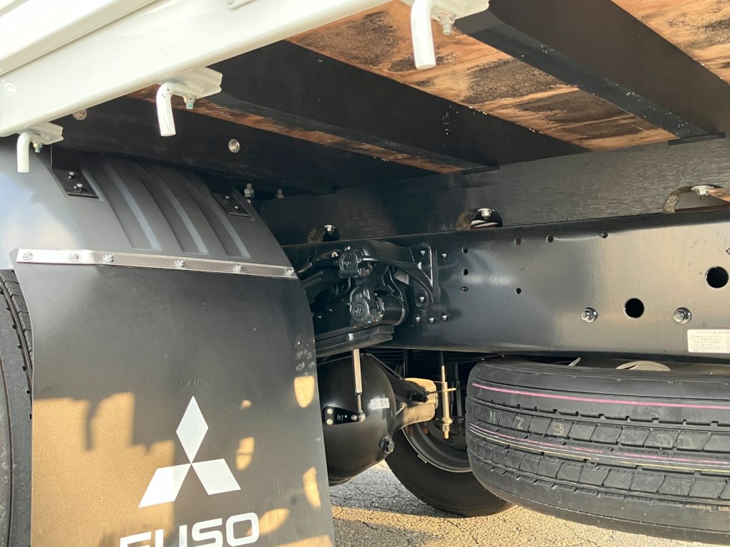 シャシとネタの状態です。ネタは木製です|三菱 ファイター 2KG-FK62F(2WD)の写真6