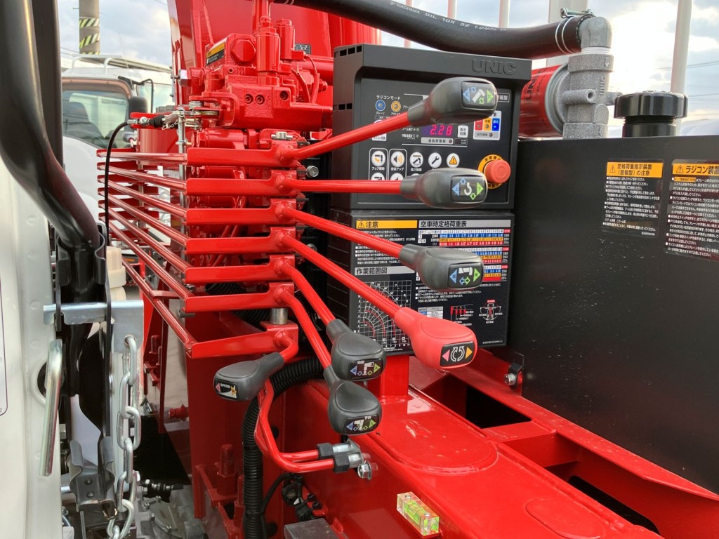 クレーンの操作レバーの状態です。|三菱 ファイター 2KG-FK62F(2WD)の写真11
