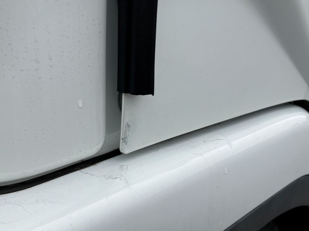 運転席側ドア端に小傷・タッチアップ跡があります。|三菱 ファイター 2KG-FK62F(2WD)の写真22