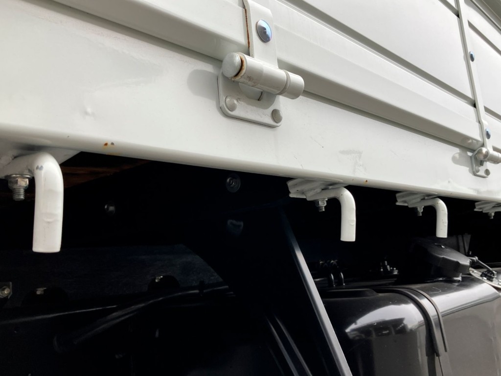 助手席側ボデーロープフック周りに小傷があります。|三菱 ファイター 2KG-FK62F(2WD)の写真23