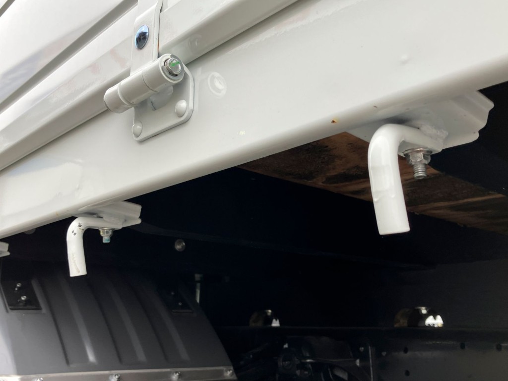 助手席側ボデーロープフック周りに小傷があります。|三菱 ファイター 2KG-FK62F(2WD)の写真24