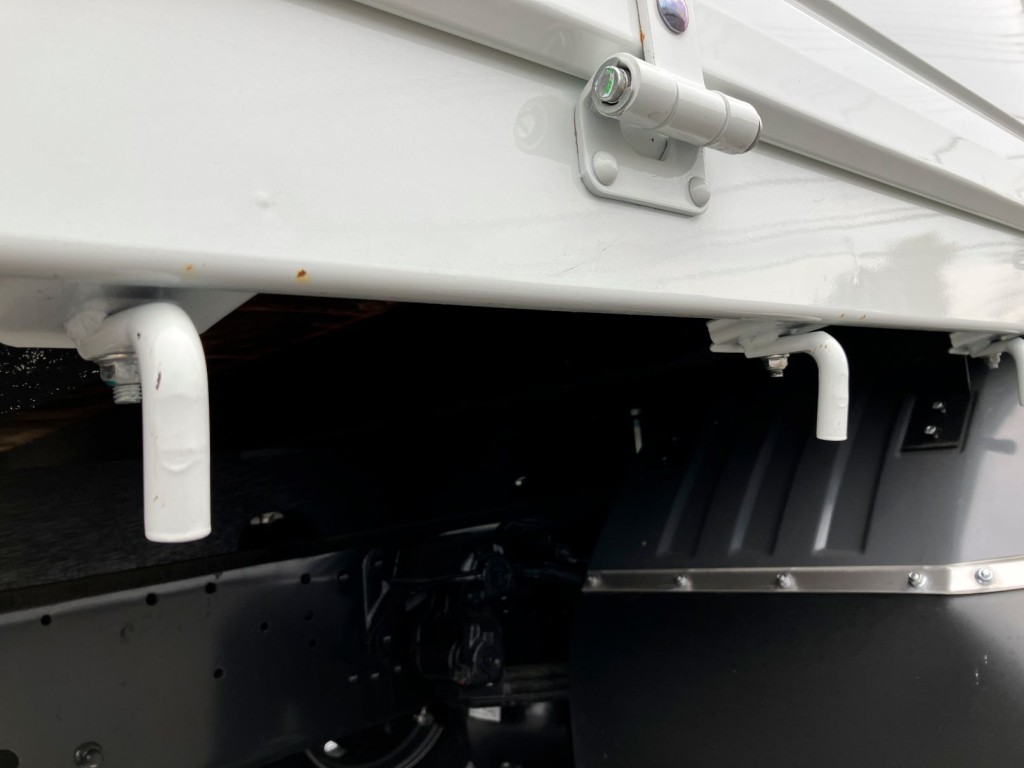 運転席側ボデーロープフック周りに小傷があります。|三菱 ファイター 2KG-FK62F(2WD)の写真25