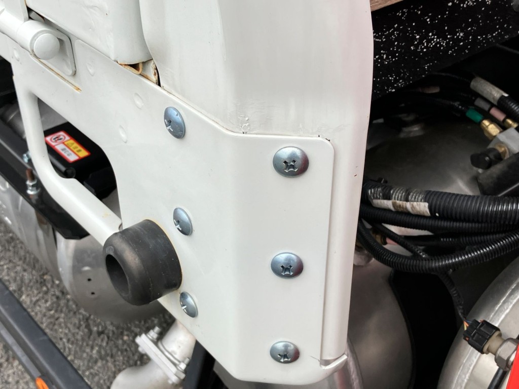 運転席側ボデー前方コーナーにタッチアップ跡があります。|三菱 ファイター 2KG-FK62F(2WD)の写真26