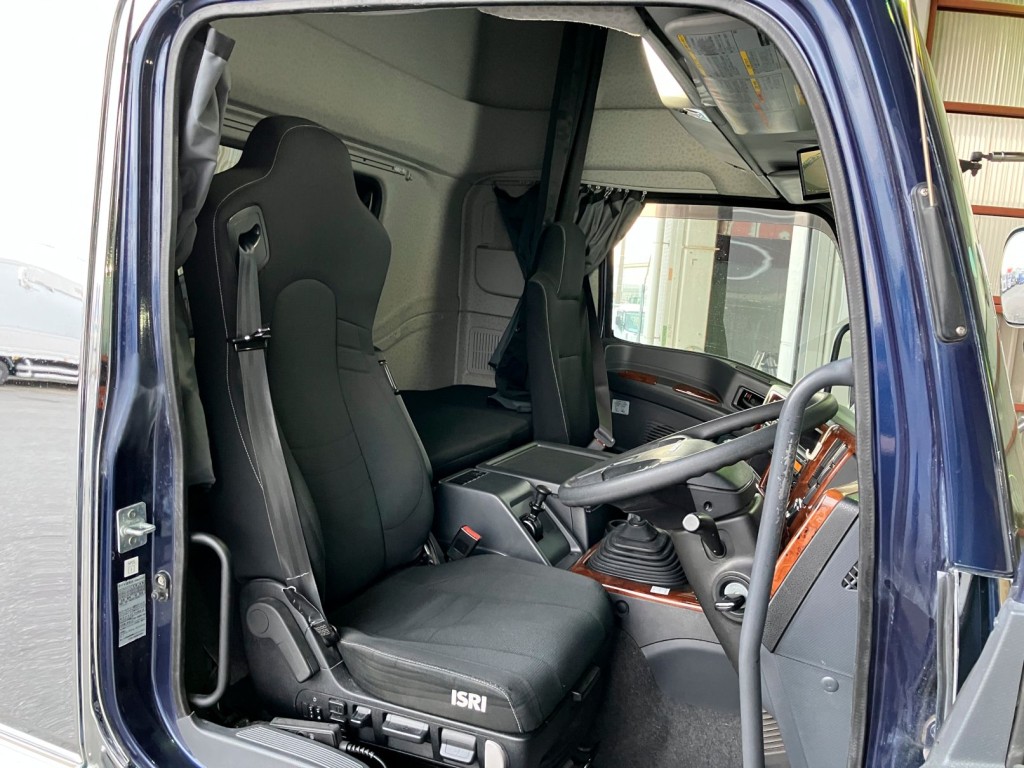 乗車定員は2名です。|いすゞ ギガ 2PG-CYJ77Cの写真5