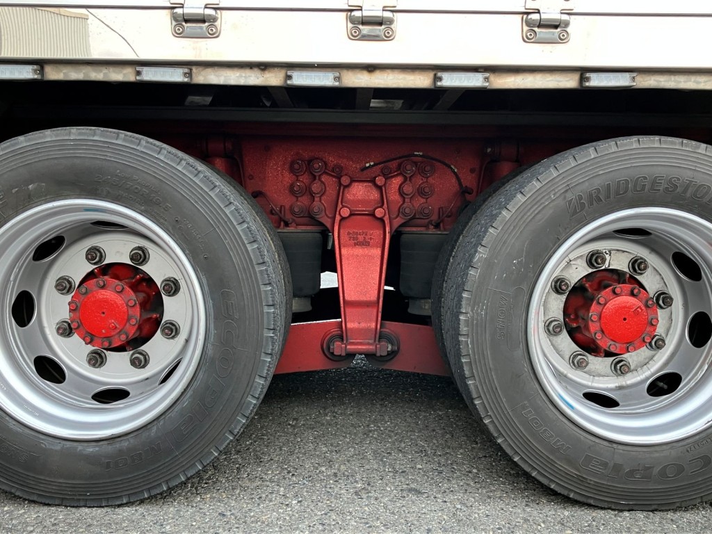 タイヤ間の状態です。|いすゞ ギガ 2PG-CYJ77Cの写真7