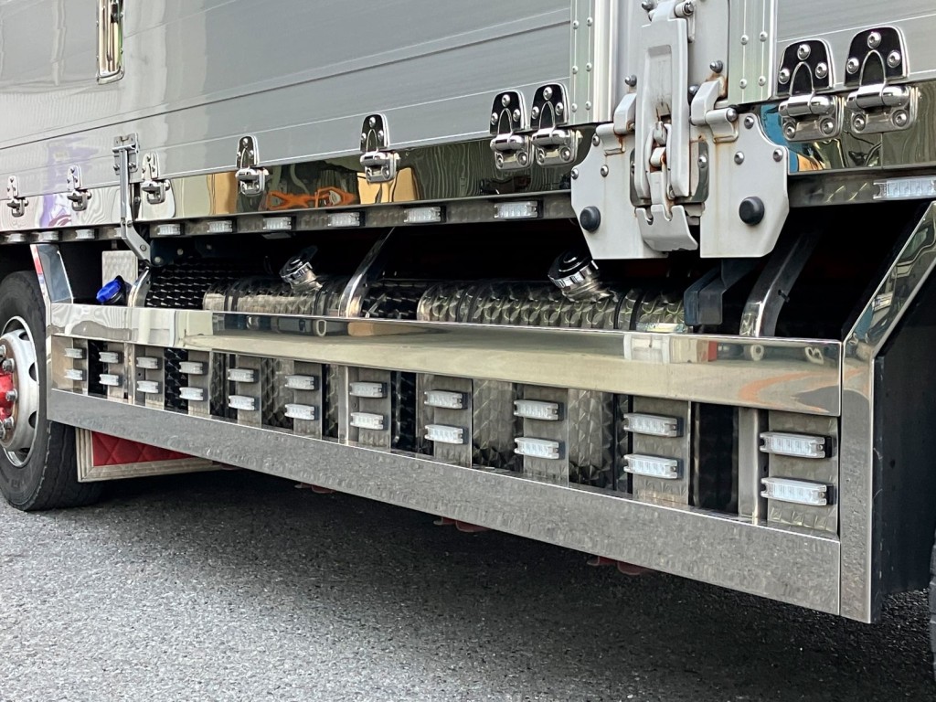 サイドバンパーはステンレス製です。|いすゞ ギガ 2PG-CYJ77Cの写真17