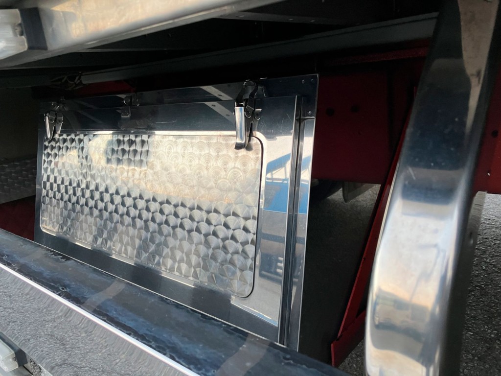 運転席側後方にステンレス工具箱が付いています。|いすゞ ギガ 2PG-CYJ77Cの写真23