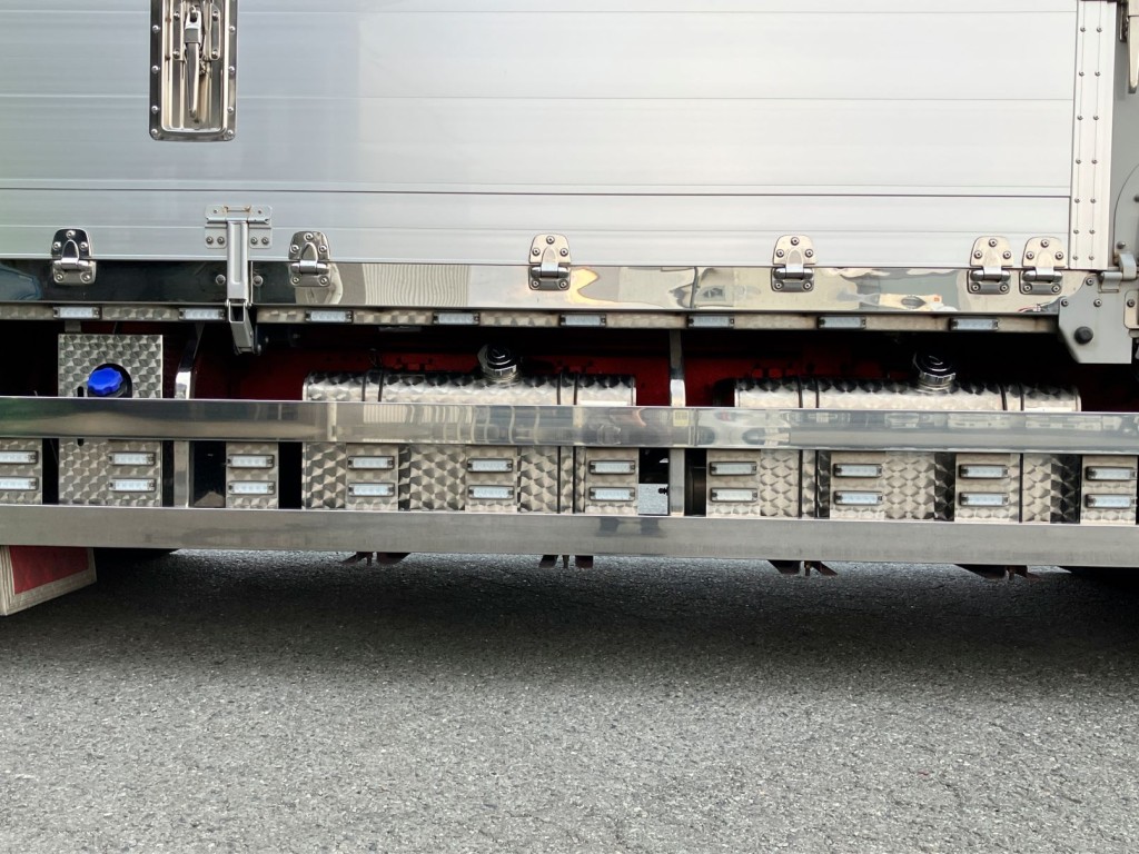 燃料タンクは200L+200L(ステンレス製)です。アドブルータンクに鱗ステンカバーがついています|いすゞ ギガ 2PG-CYJ77Cの写真25