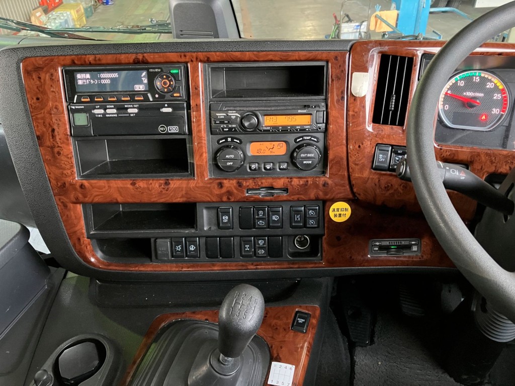 パネル周りの状態です。|いすゞ ギガ 2PG-CYJ77Cの写真27
