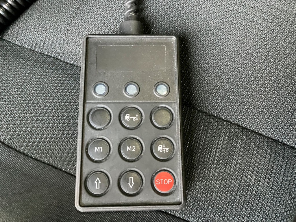 エアサスのコントローラーです。|いすゞ ギガ 2PG-CYJ77Cの写真32