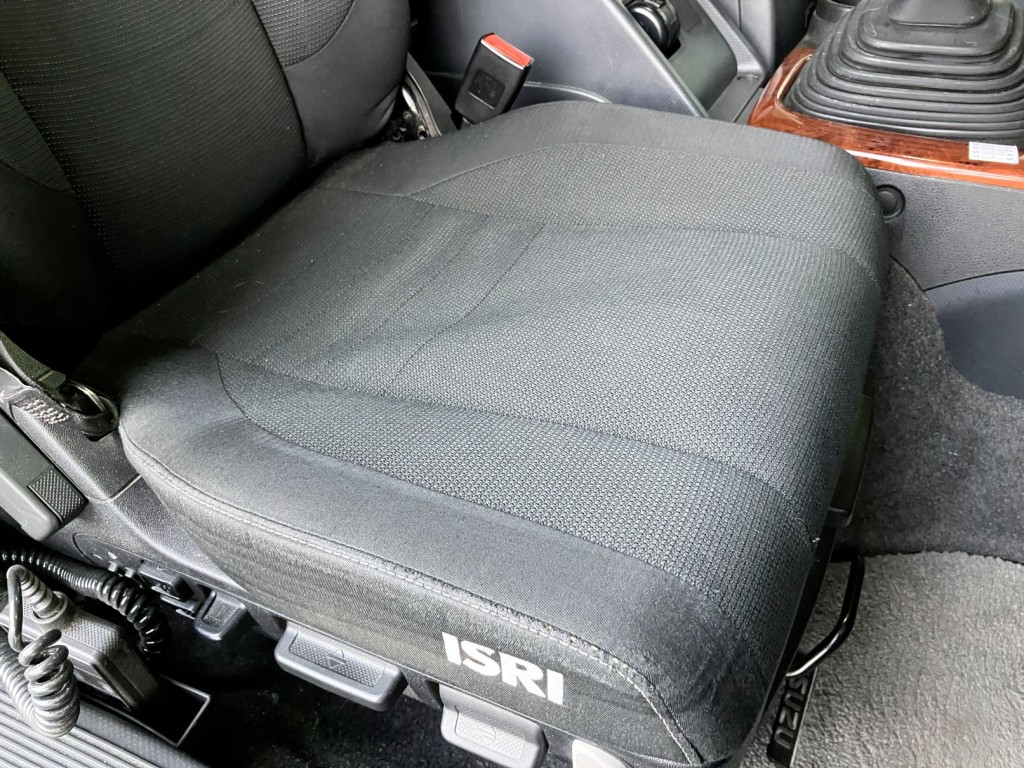 運転席座面にヘタリがあります。|いすゞ ギガ 2PG-CYJ77Cの写真36