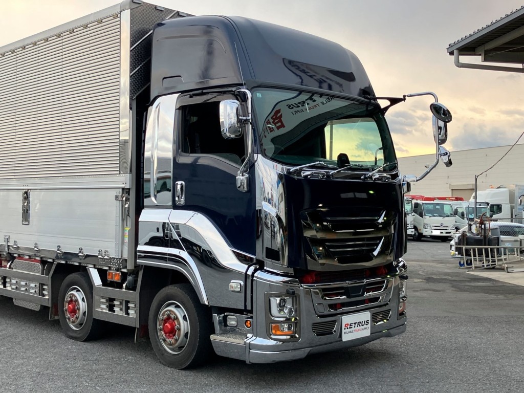 キャブ周りはメッキで飾ってあります。|いすゞ ギガ 2PG-CYJ77Cの写真41