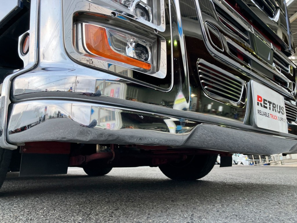 フロントバンパースカート下部に凹みがあります。左右にあります|いすゞ ギガ 2PG-CYJ77Cの写真42