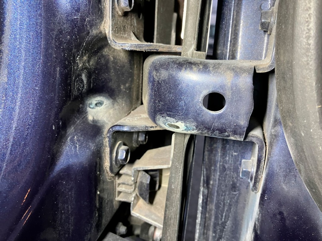 運転席側ドアヒンジとピラーが少し干渉しております。|いすゞ ギガ 2PG-CYJ77Cの写真45