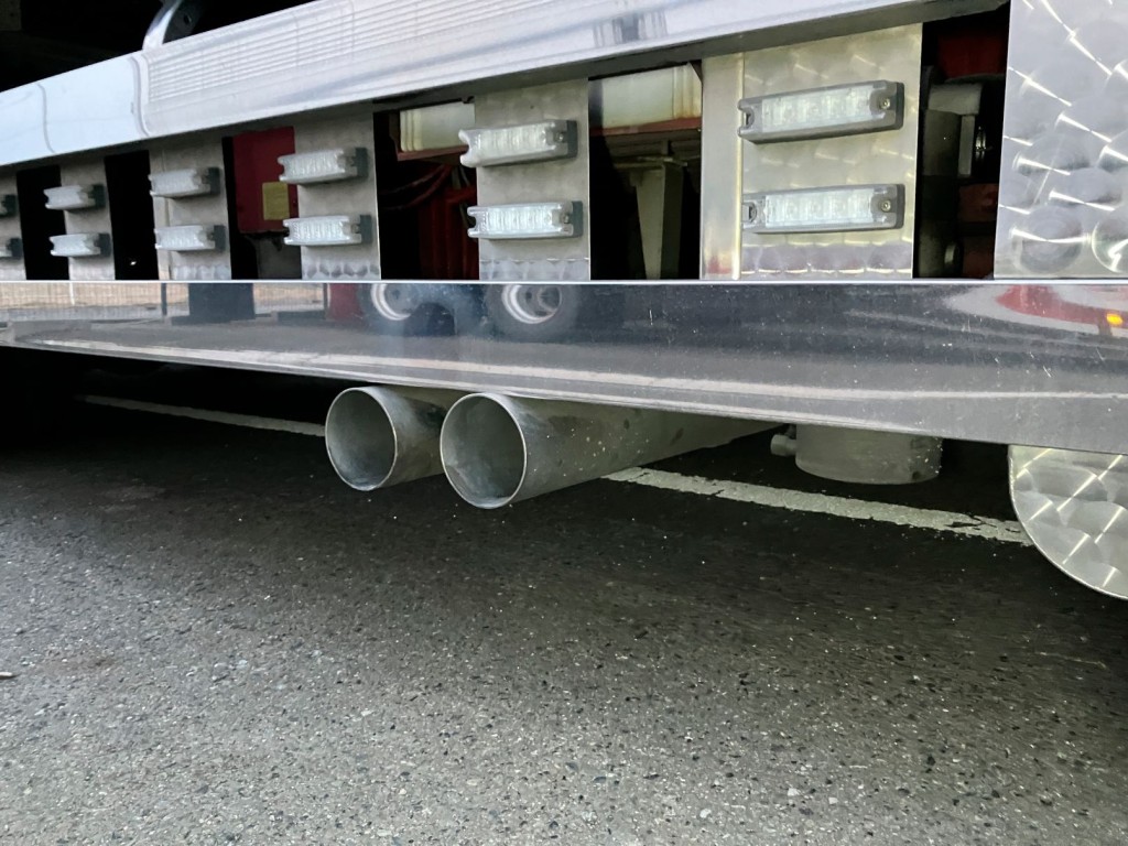 マフラーパイプは横出しです。|いすゞ ギガ 2PG-CYJ77Cの写真47