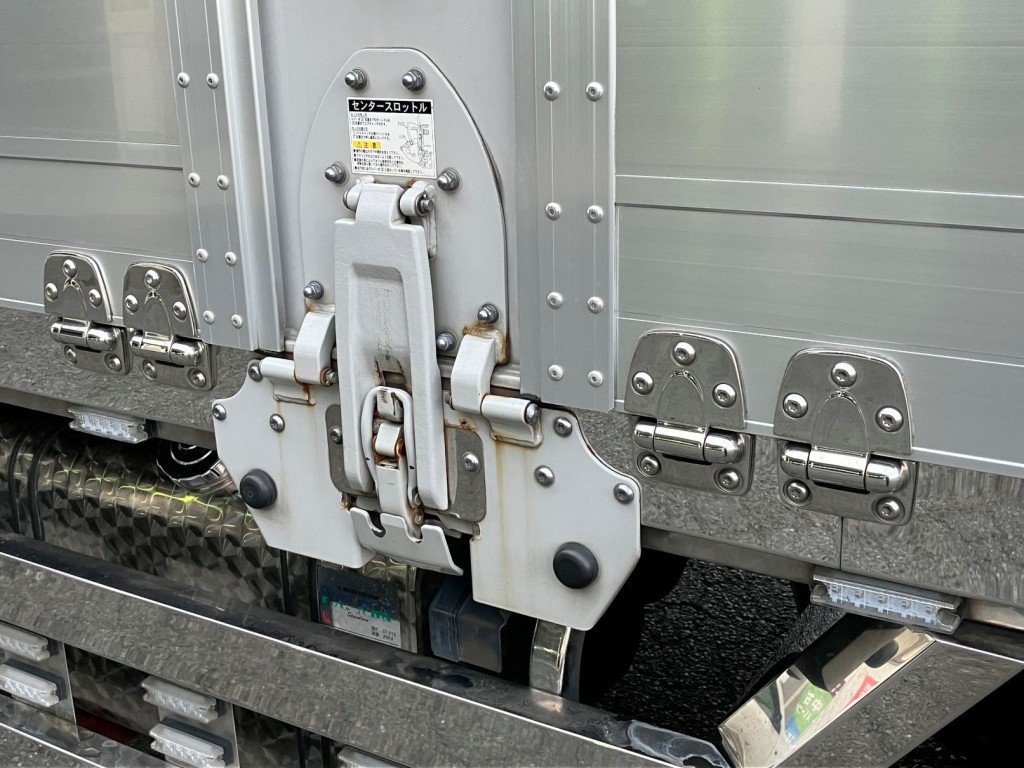 左右センタースロットルに少しサビがあります。|いすゞ ギガ 2PG-CYJ77Cの写真48