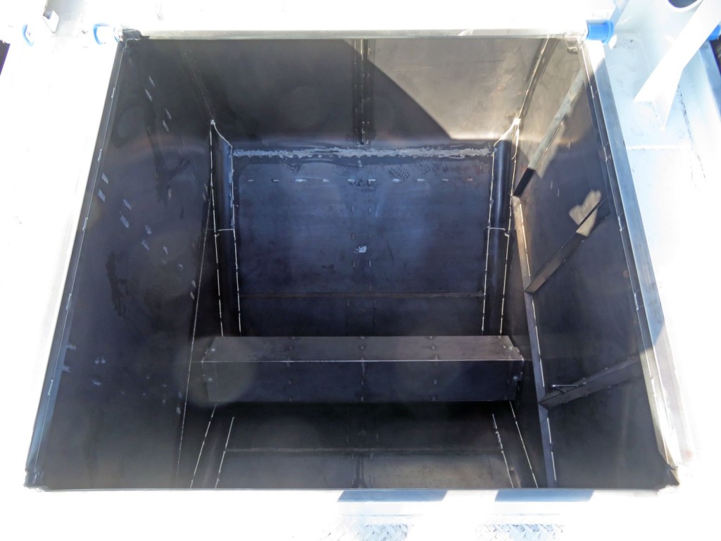 3室目です。（前方から）|三菱 スーパーグレート 2KG-FV80VYPの写真11