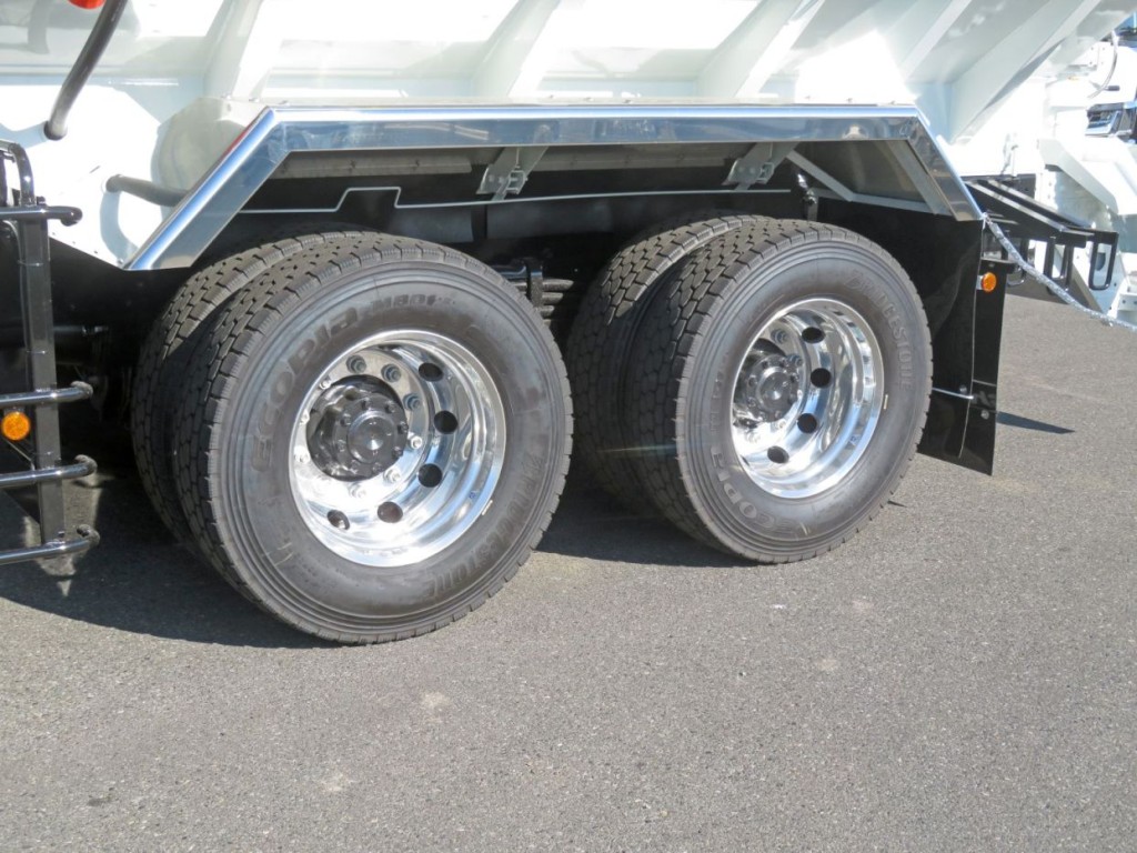 アルミホイールです。（リアフェンダーはステンレス製です）|三菱 スーパーグレート 2KG-FV80VYPの写真28