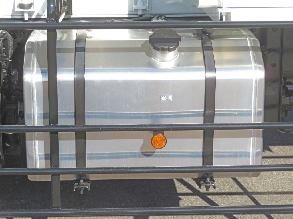 燃料タンクは300Lです。（アルミ製です）|三菱 スーパーグレート 2KG-FV80VYPの写真33