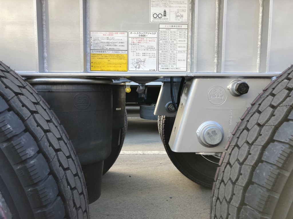 シャーシとエアサスの状態です。|トレクス CTB34004の写真5