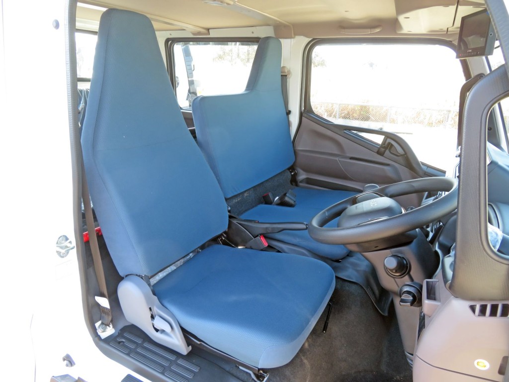 乗車定員は前列3名後列3名です。|三菱 キャンター 2RG-FBA20(2WD)の写真6