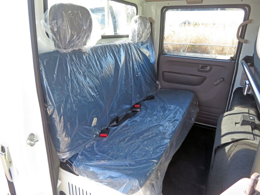 乗車定員は前列3名後列3名です。（ビニール巻かれている為外していません）|三菱 キャンター 2RG-FBA20(2WD)の写真7