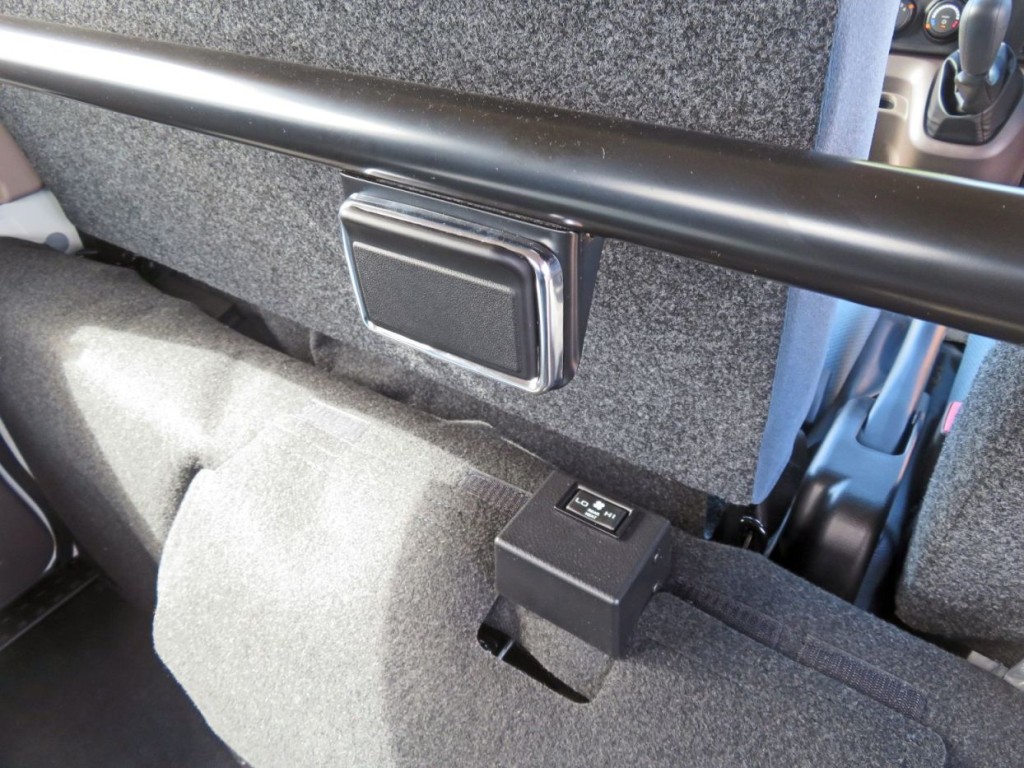 リア用の灰皿が付いています。（下部にヒータースイッチがあります）|三菱 キャンター 2RG-FBA20(2WD)の写真13