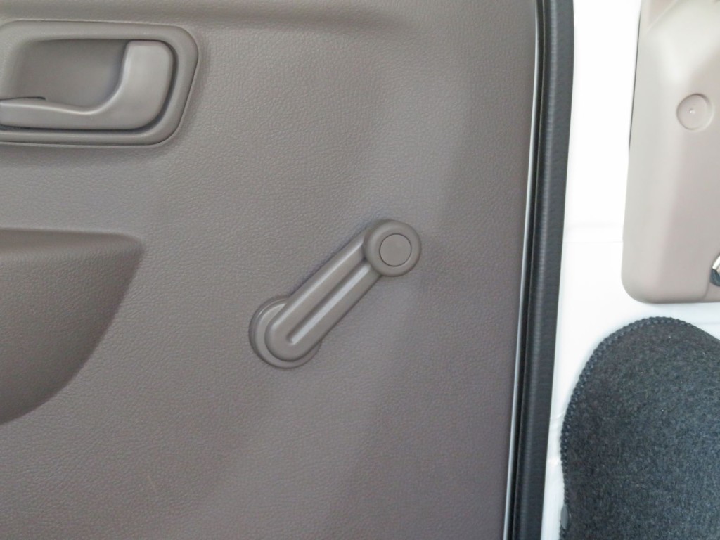 リアドアのガラスは手動式です。|三菱 キャンター 2RG-FBA20(2WD)の写真14