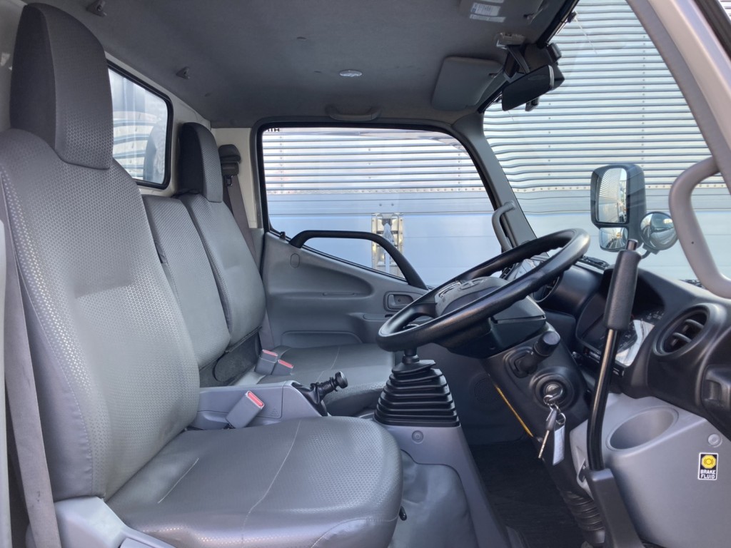 車内です。|日野 デュトロ 2RG-XZU600T(2WD)の写真10