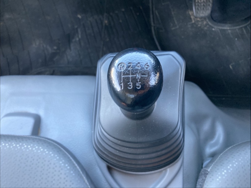 6速です。|日野 デュトロ 2RG-XZU600T(2WD)の写真42