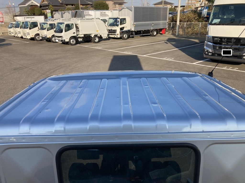 ルーフに凹みが有ります。|日野 デュトロ 2RG-XZU600T(2WD)の写真46