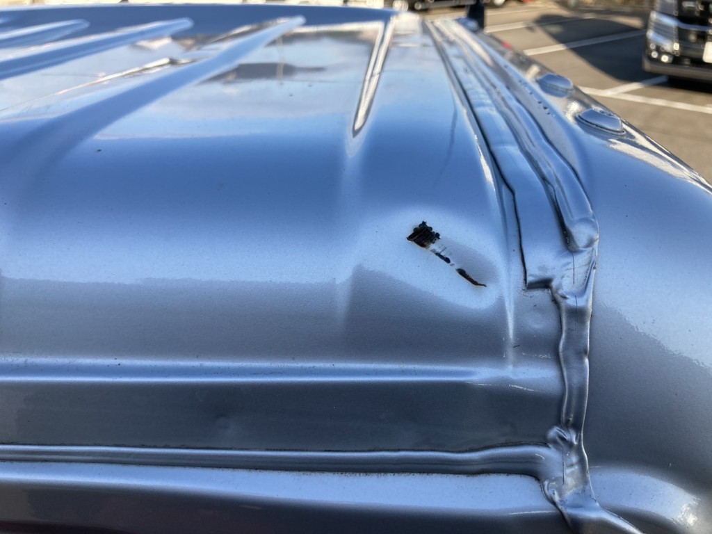 ルーフ右後部に凹みが有ります。|日野 デュトロ 2RG-XZU600T(2WD)の写真47