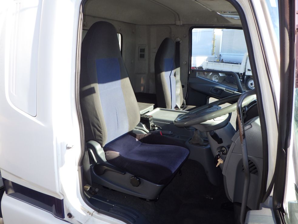 乗車定員は２名です。|三菱 ファイター TKG-FK64F(2WD)の写真6