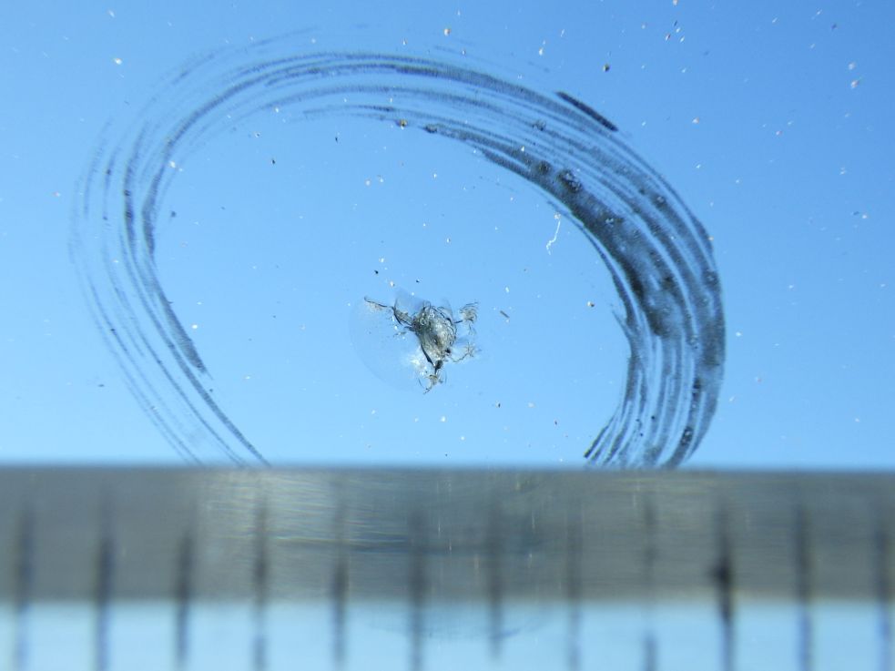 フロントガラスに飛び石キズがあります。|三菱 ファイター TKG-FK64F(2WD)の写真12