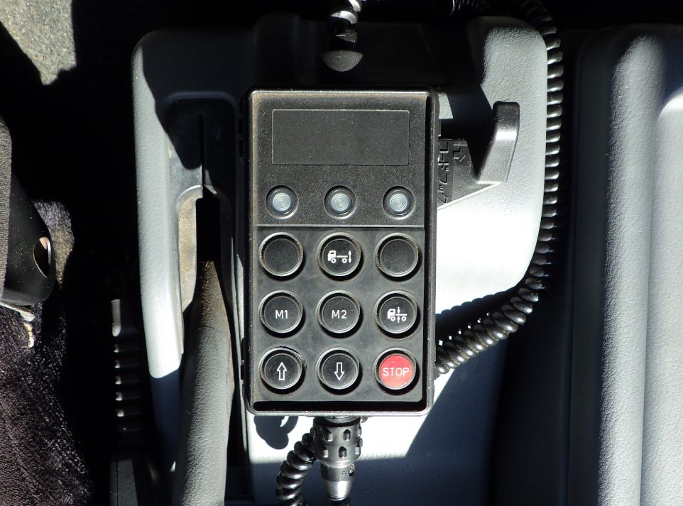 エアサスのコントローラーです。|三菱 ファイター TKG-FK64F(2WD)の写真15