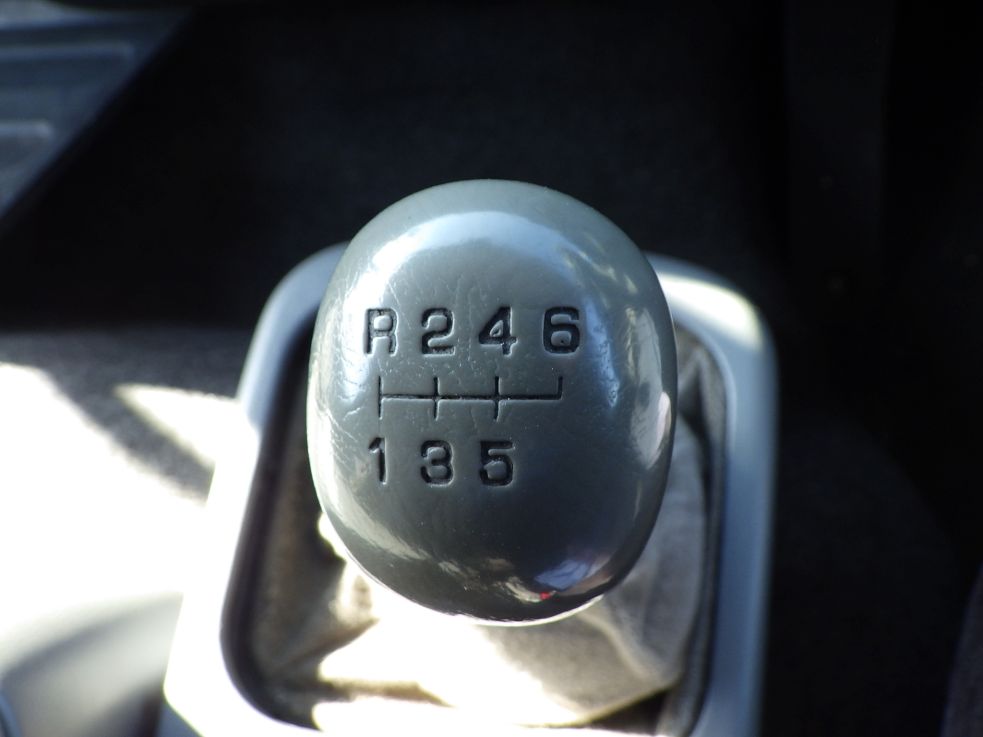 MT６速です。|三菱 ファイター TKG-FK64F(2WD)の写真16