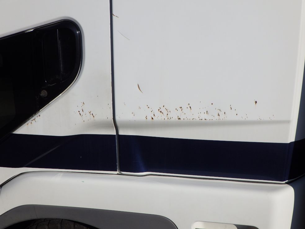 助手席側ドア・クォーターパネルにキズ・サビがあります。（運転席側にもあります）|三菱 ファイター TKG-FK64F(2WD)の写真21