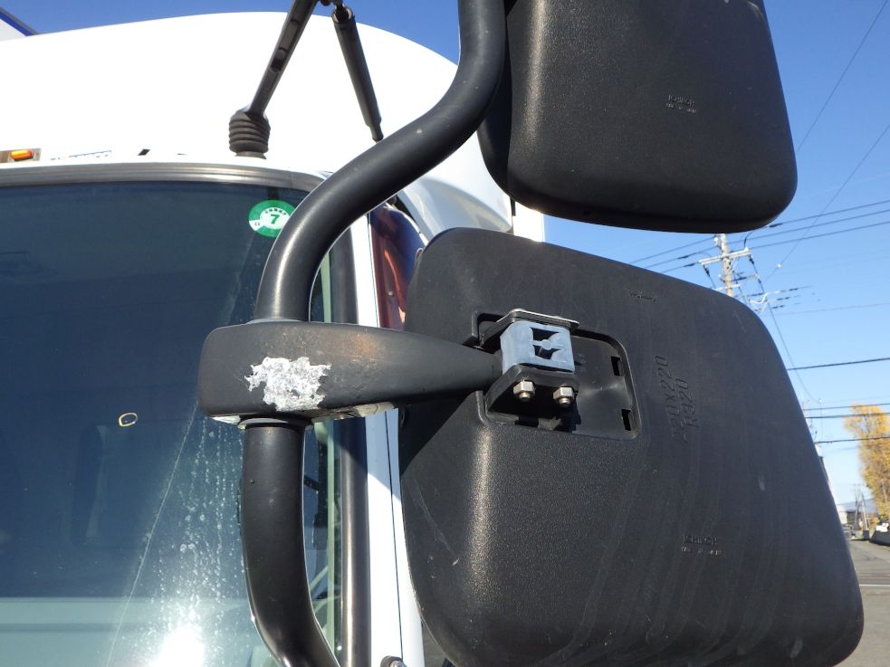 助手席側ミラーカバーが欠損しています。|三菱 ファイター TKG-FK64F(2WD)の写真24