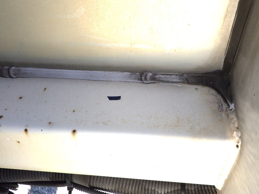 プロテクター前面下側にコーキング跡があります。|三菱 ファイター TKG-FK64F(2WD)の写真26